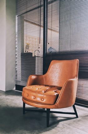 Kursi Santai dengan Motif Finishing Kulit