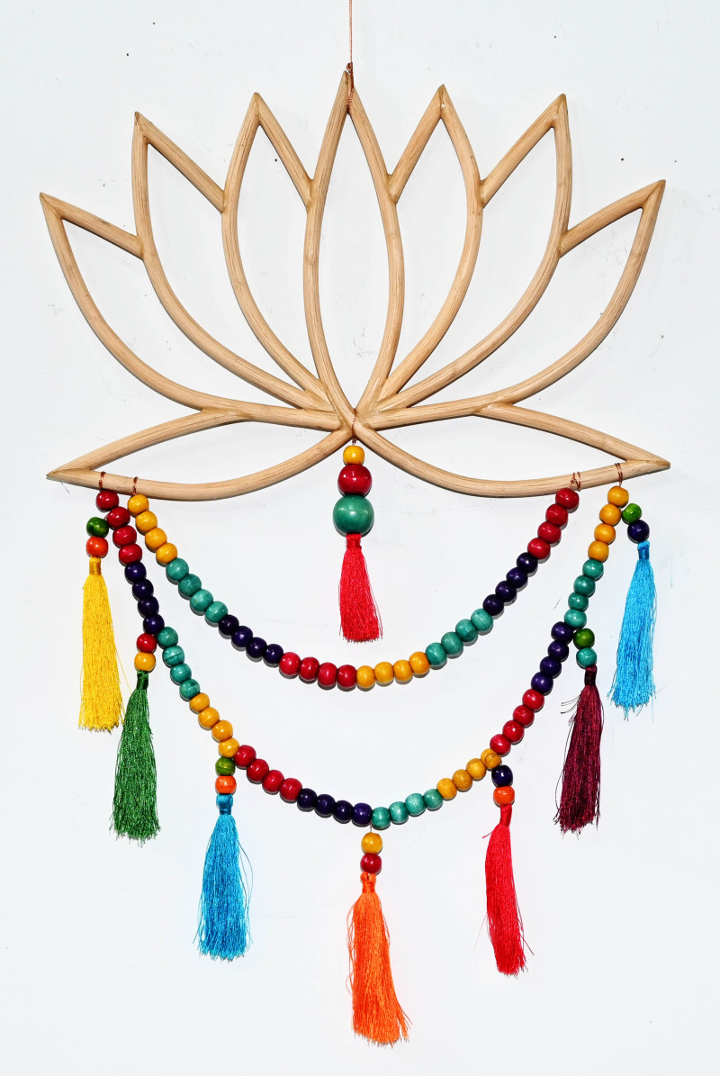 Ornamen Rotan berhiaskan kayu bead dan rumbai